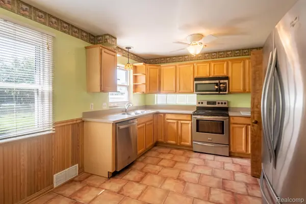 Grosse Pointe Woods, MI 48236,21243 RIVER RD