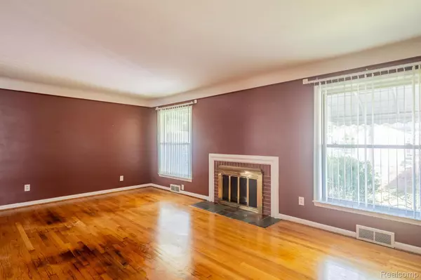 Grosse Pointe Woods, MI 48236,21243 RIVER RD