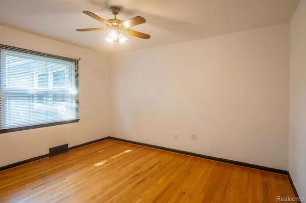 Grosse Pointe Woods, MI 48236,21243 RIVER RD