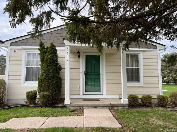 39623 VILLAGE WOOD LN, Novi, MI 48375