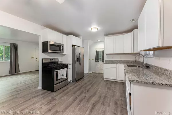 Harper Woods, MI 48225,20471 HOLLYWOOD ST