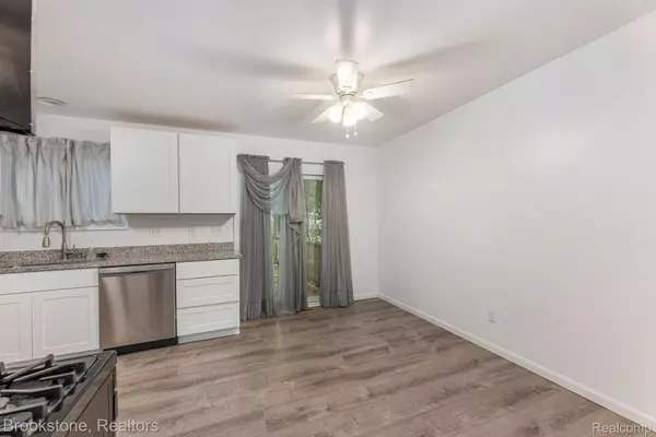 Harper Woods, MI 48225,20471 HOLLYWOOD ST