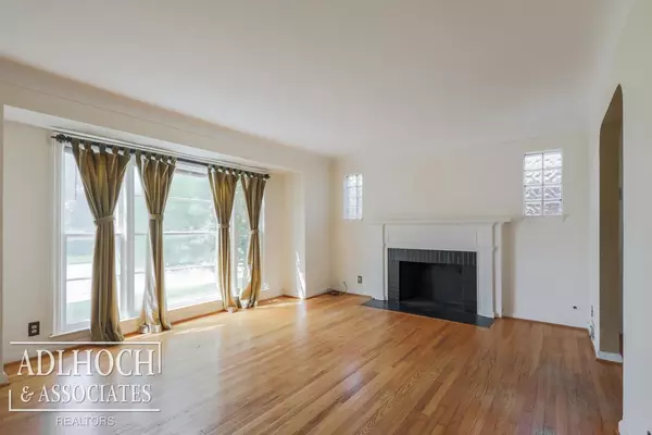 Grosse Pointe Woods, MI 48236,1048 Vernier