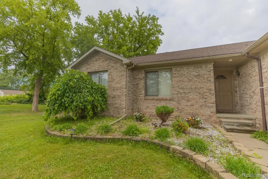 2721 W UTICA RD W, Shelby Twp, MI 48317