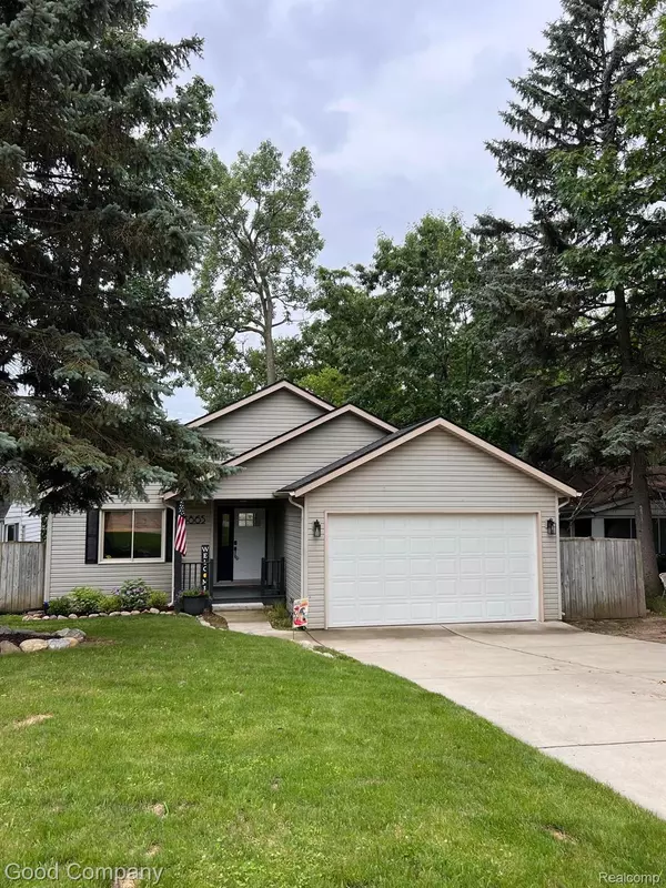 3865 OAK KNOLL RD, Waterford, MI 48328