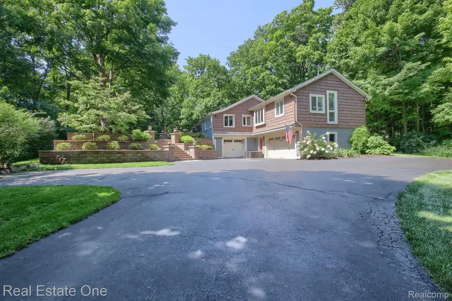 47665 WALNUT TREE LN, Plymouth, MI 48170