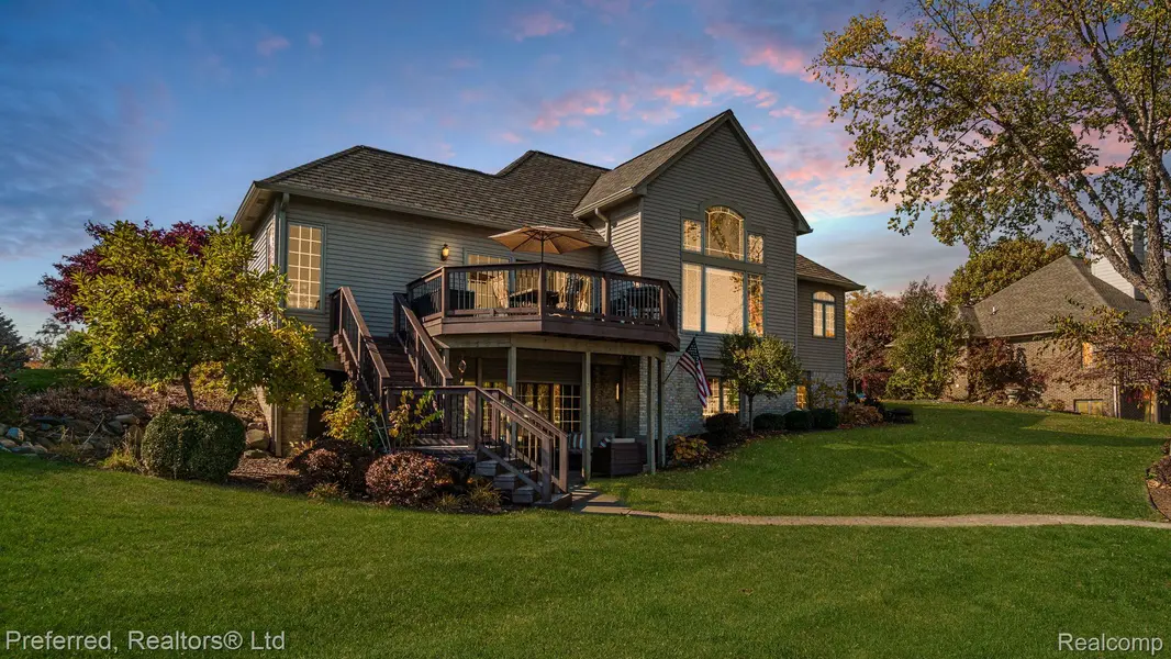 470 Berry Patch LN, White Lake, MI 48386