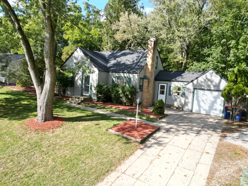 1659 Shangrai La DR SE, Grand Rapids, MI 49508