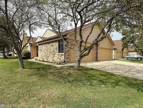 Sterling Heights, MI 48314,2336 Heritage Pointe DR #17