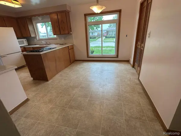 Warren, MI 48093,28876 PALM BEACH DR