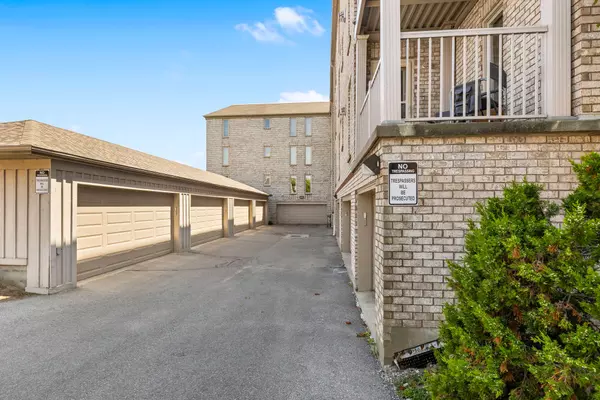 Cobourg, ON K9A 5N6,107 Marisa LN #201