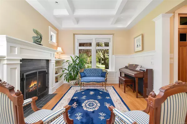 Oak Bay, BC V8S 2R1,2175 Bartlett Ave