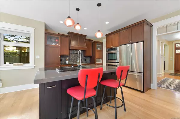 Oak Bay, BC V8S 2R1,2175 Bartlett Ave