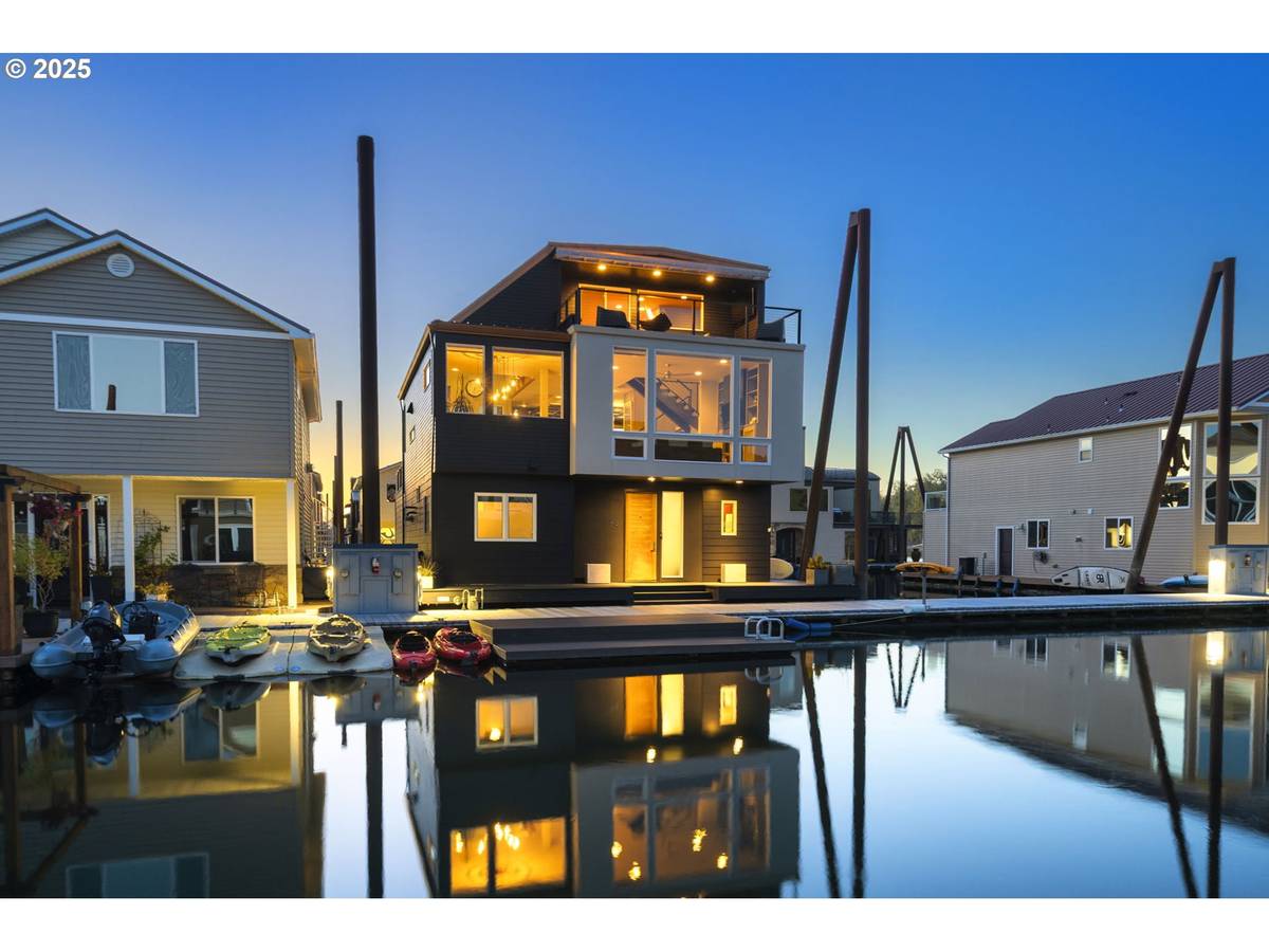 18525 NE Marine DR #B8, Portland, OR 97230