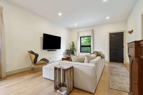 Brantford, ON N3R 1E8,51 Terrace Hill ST