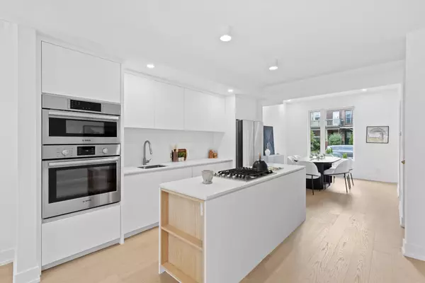 Toronto C01, ON M6J 3N4,113 Bellwoods AVE