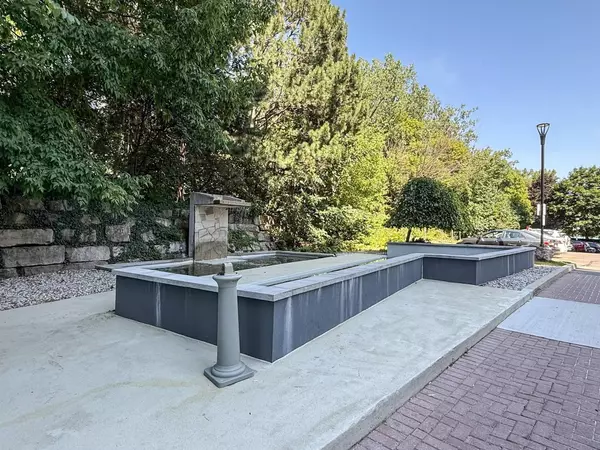 Toronto W04, ON M9N 3W4,1 Hickory Tree RD #004