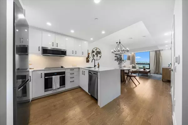 Ottawa Centre, ON K1R 0G1,340 Queen ST #1704