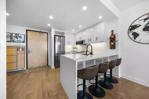 Ottawa Centre, ON K1R 0G1,340 Queen ST #1704