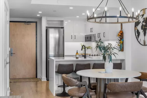 Ottawa Centre, ON K1R 0G1,340 Queen ST #1704