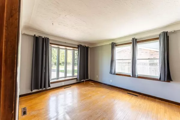 Welland, ON L3C 3N2,24 Hilda ST