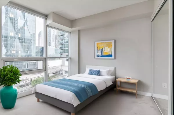 Toronto C01, ON M5J 2Z3,33 Bay ST #903