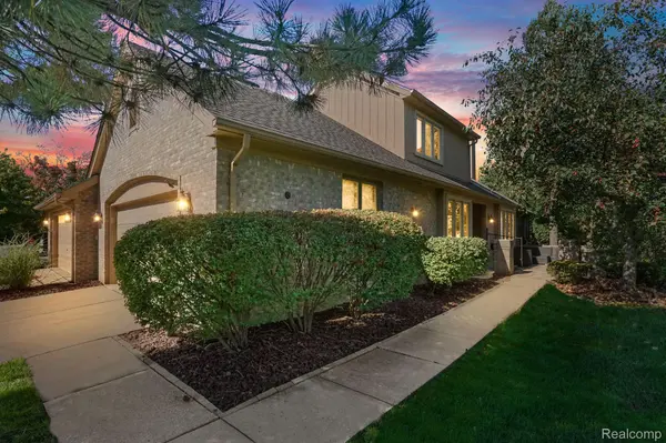 1211 Autumn DR, Troy, MI 48098