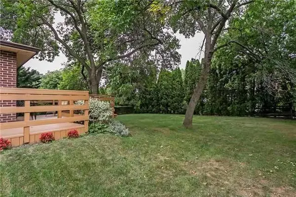 Oakville, ON L6L 1M2,2075 Salmon RD