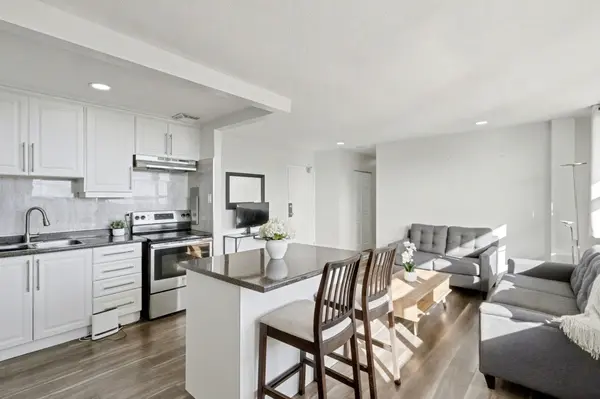 Hamilton, ON L8K 5J5,15 Nicklaus DR #1001