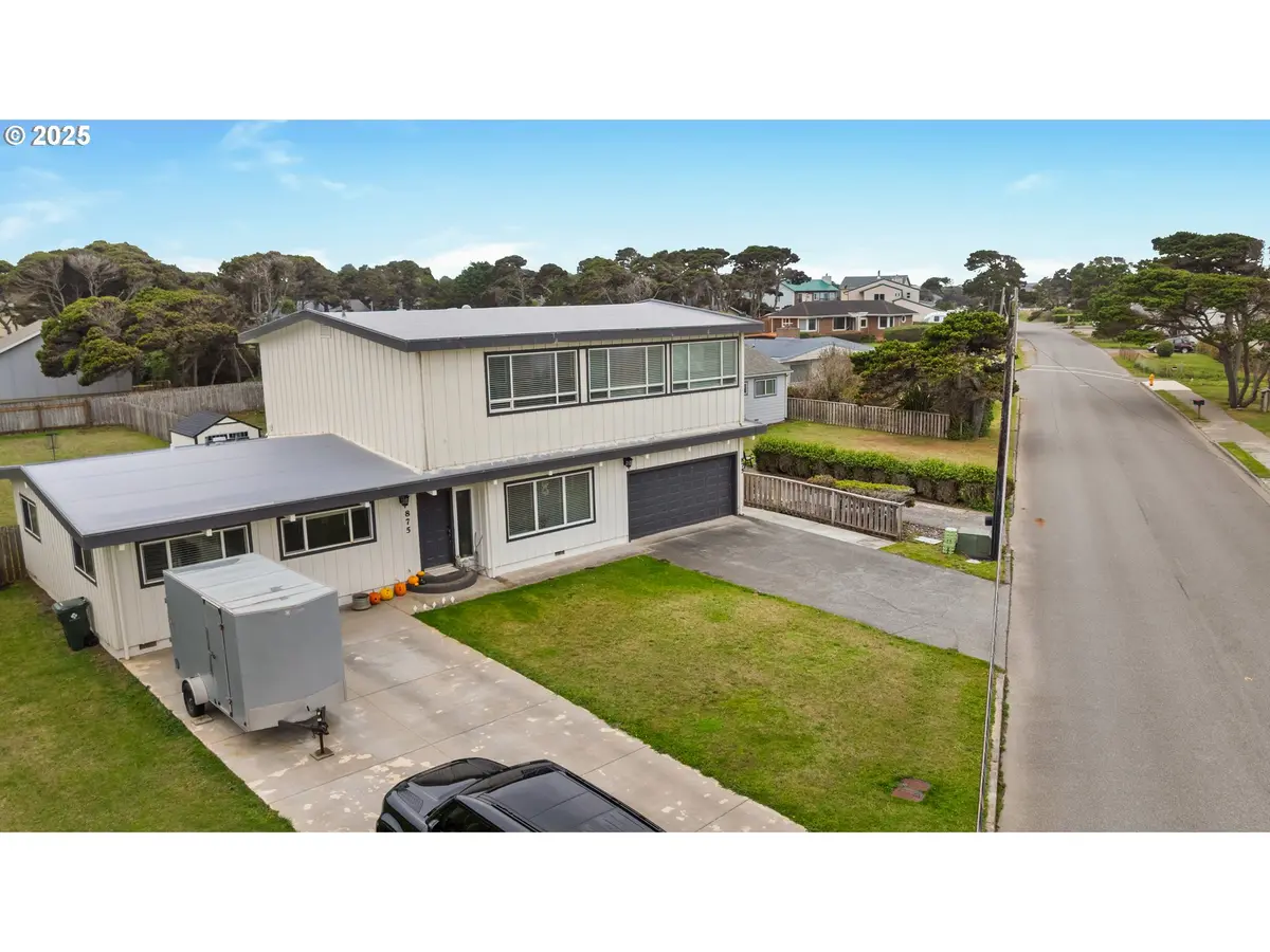 Bandon, OR 97411,875 OCEAN DR SW