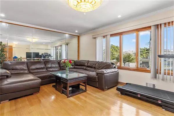 Queens, NY 11414,91-11 163rd AVE