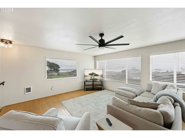 Bandon, OR 97411,875 OCEAN DR SW