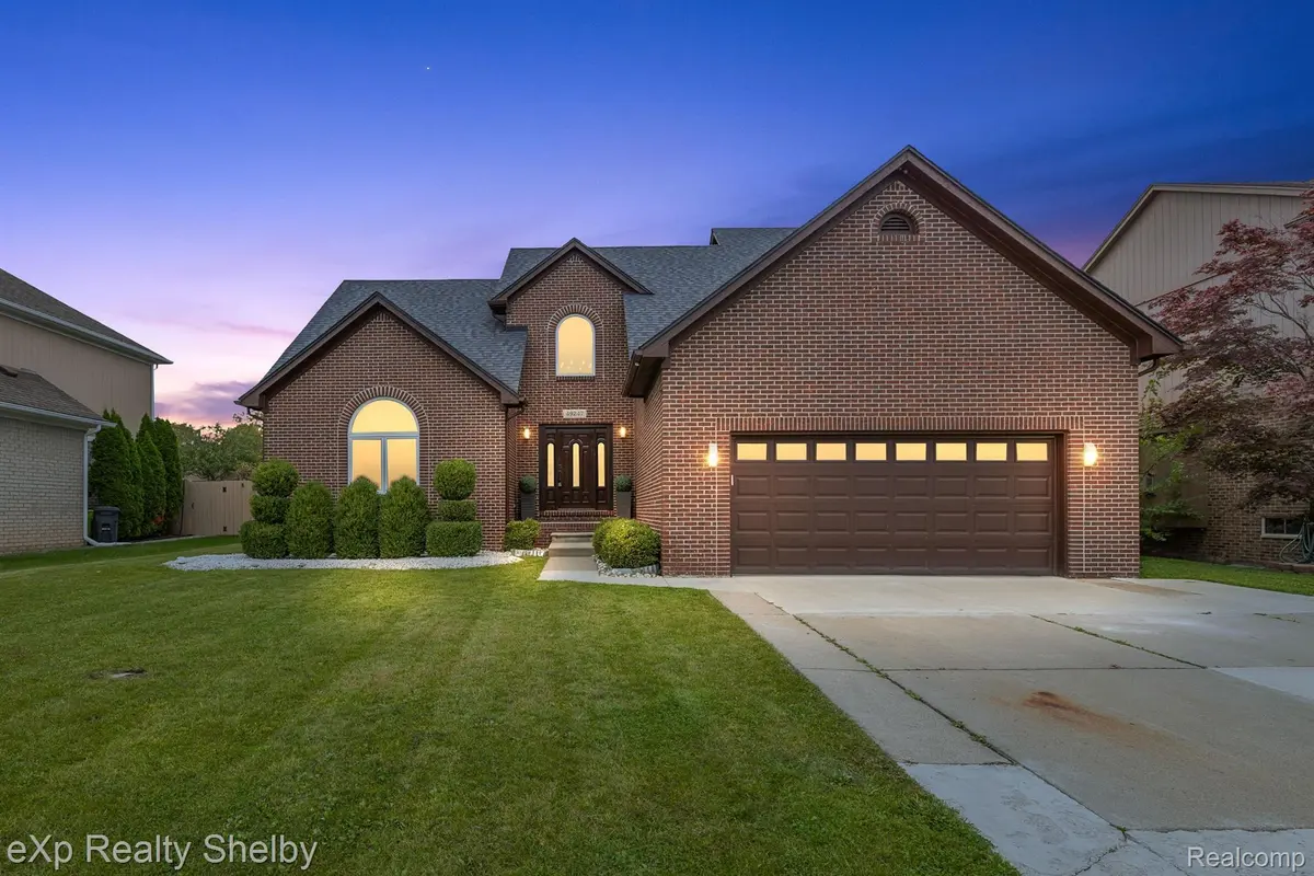 49247 BERKSHIRE DR, Chesterfield Twp, MI 48047