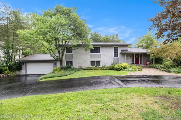 5119 CORNERS DR, West Bloomfield, MI 48322