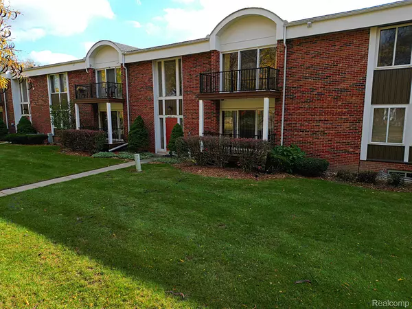 29473 BOBRICH ST #74, Livonia, MI 48152