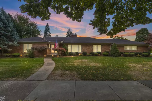 Grosse Pointe Woods, MI 48236,689 Birch lane