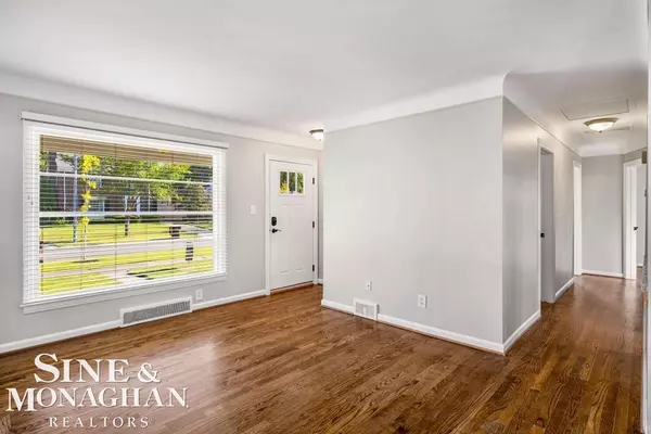 Grosse Pointe Woods, MI 48236,2087 Allard