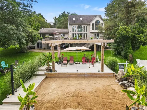 2076 FERNLOCK DR, Oxford, MI 48371