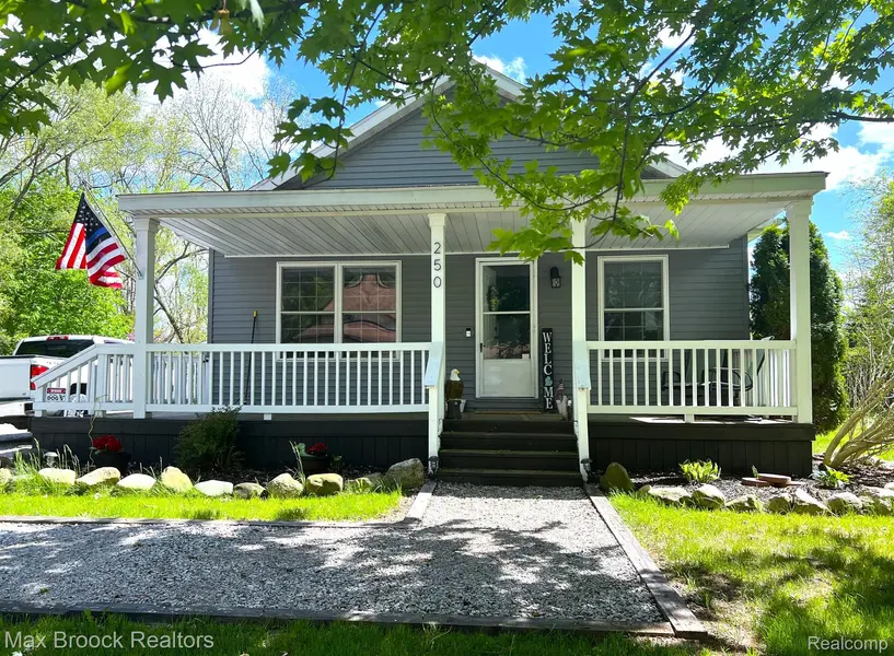 250 PORTAGE, Pinckney, MI 48169