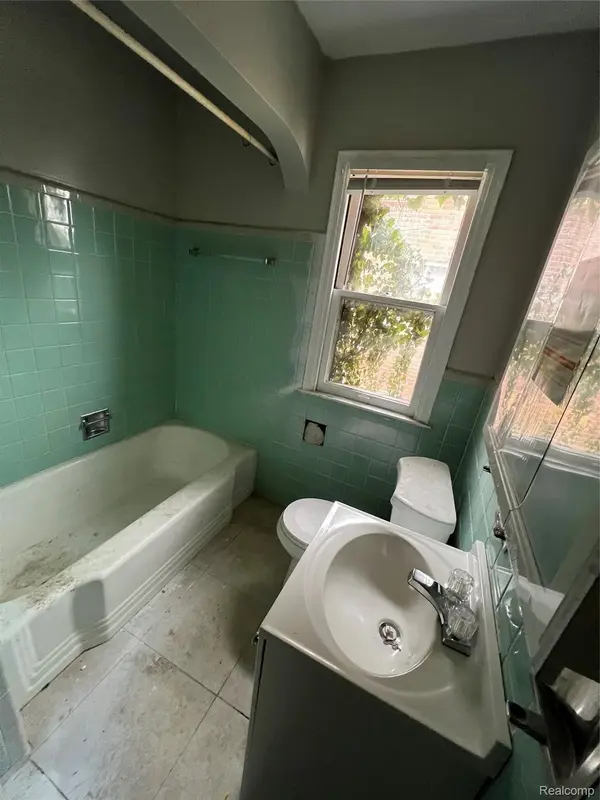 Detroit, MI 48219,18533 KENTFIELD ST