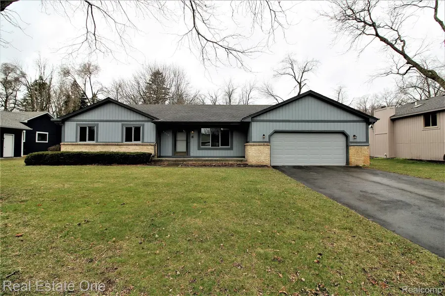 4305 KELSEY FARM DR, Commerce Twp, MI 48390