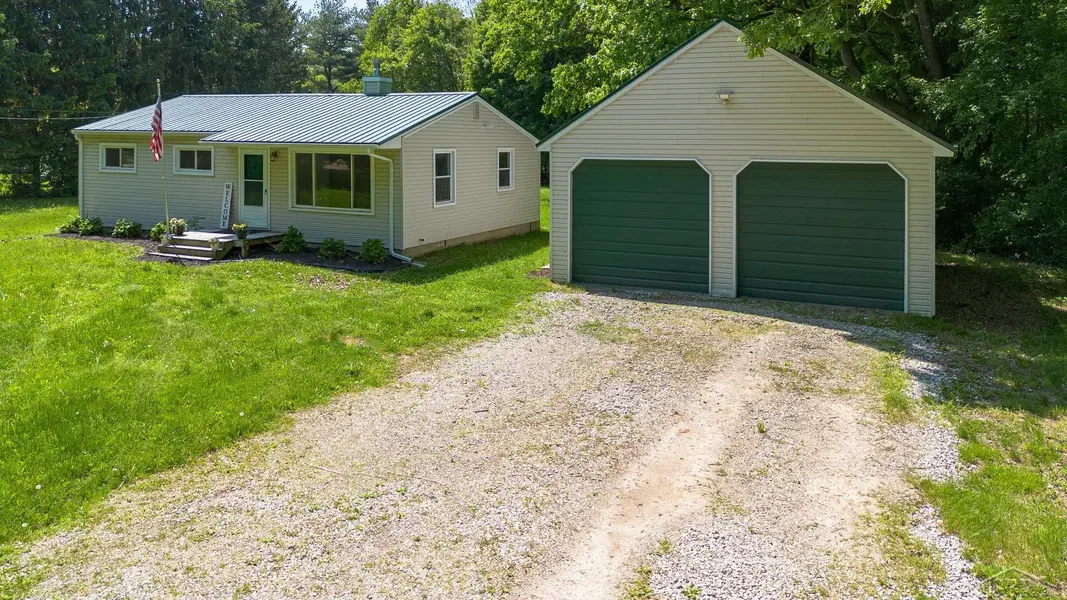 229 S Van Rd, Holly, MI 48442