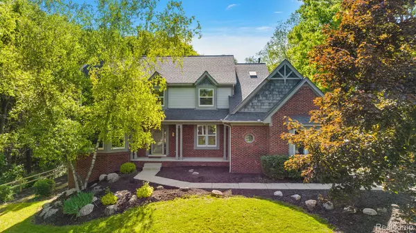 275 INDIAN TRL, Lake Orion, MI 48362