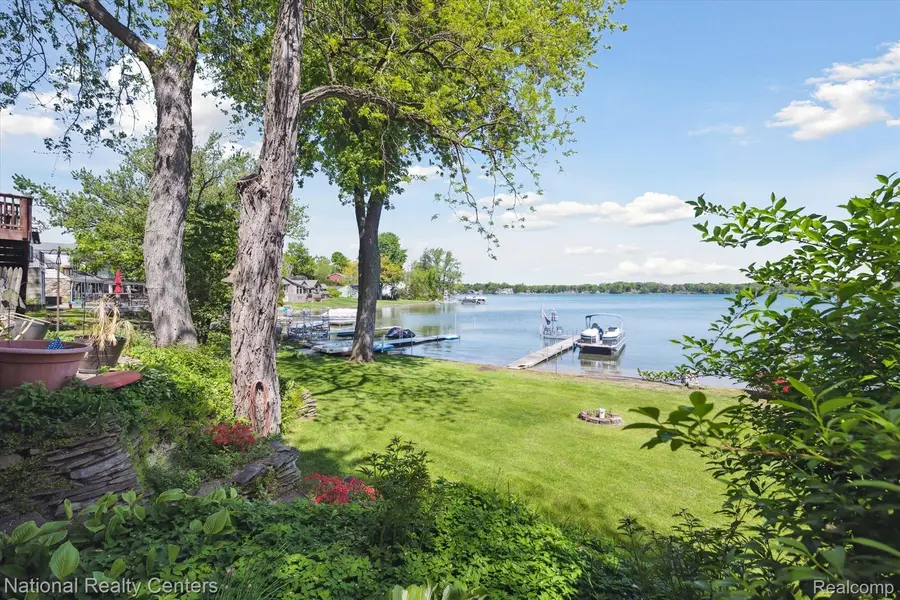 9664 Silverside DR, South Lyon, MI 48178