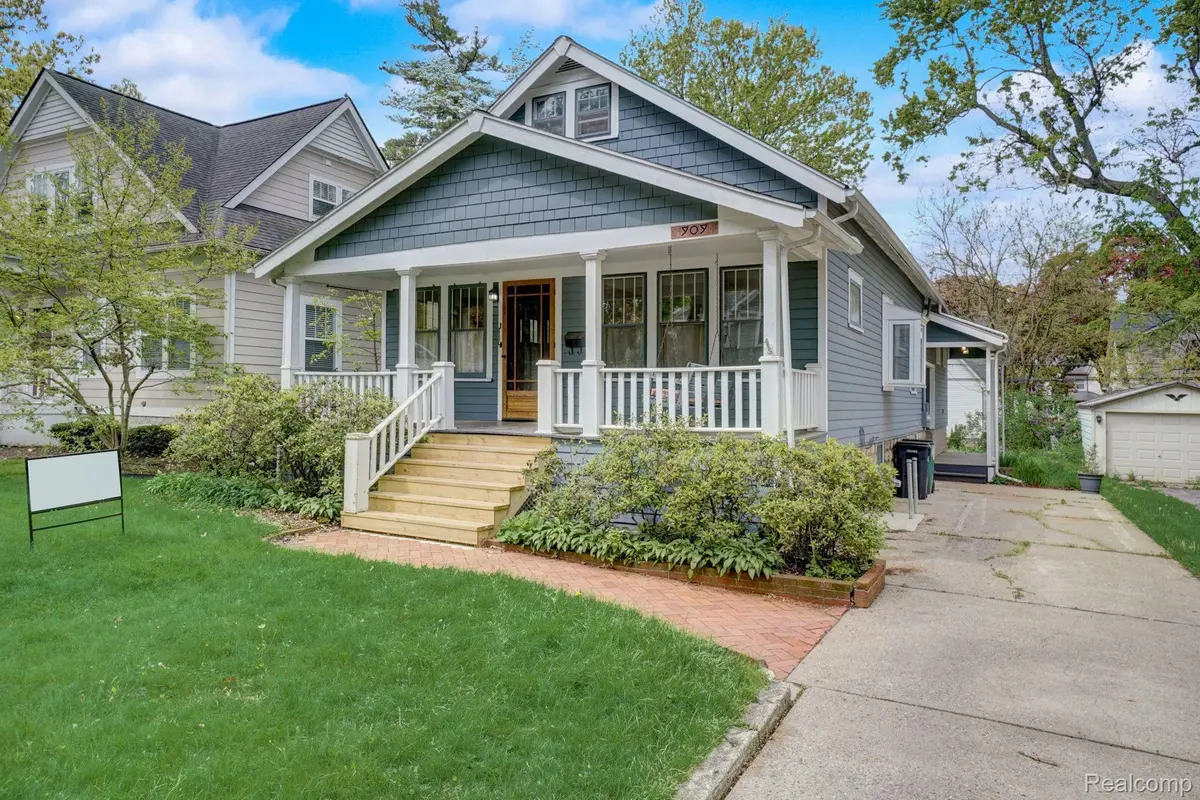 Royal Oak, MI 48067,909 HILLDALE DR