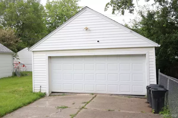 Harper Woods, MI 48225,19741 WASHTENAW ST