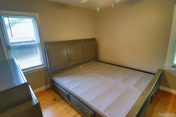 Harper Woods, MI 48225,19741 WASHTENAW ST