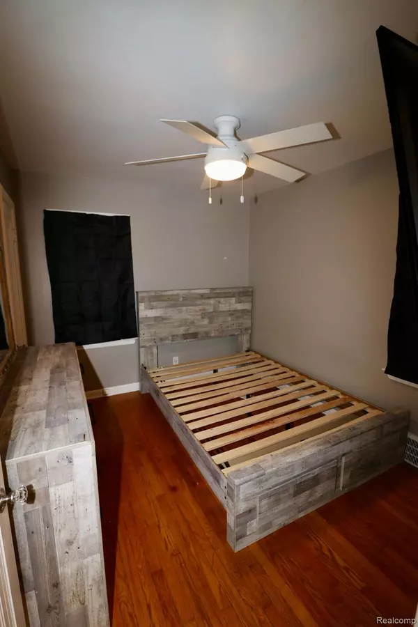 Harper Woods, MI 48225,19741 WASHTENAW ST