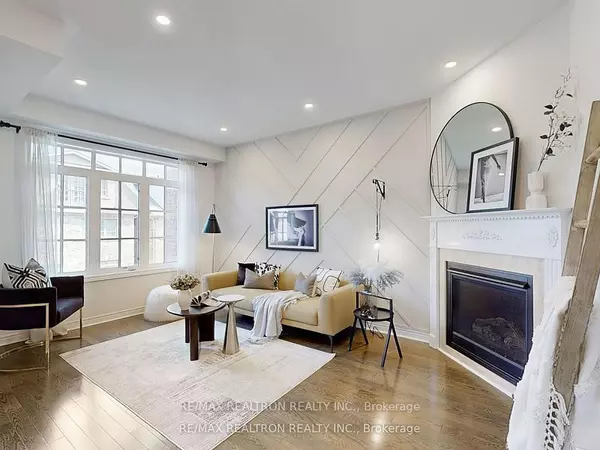 Richmond Hill, ON L4C 0X2,108 Dunlop ST #2