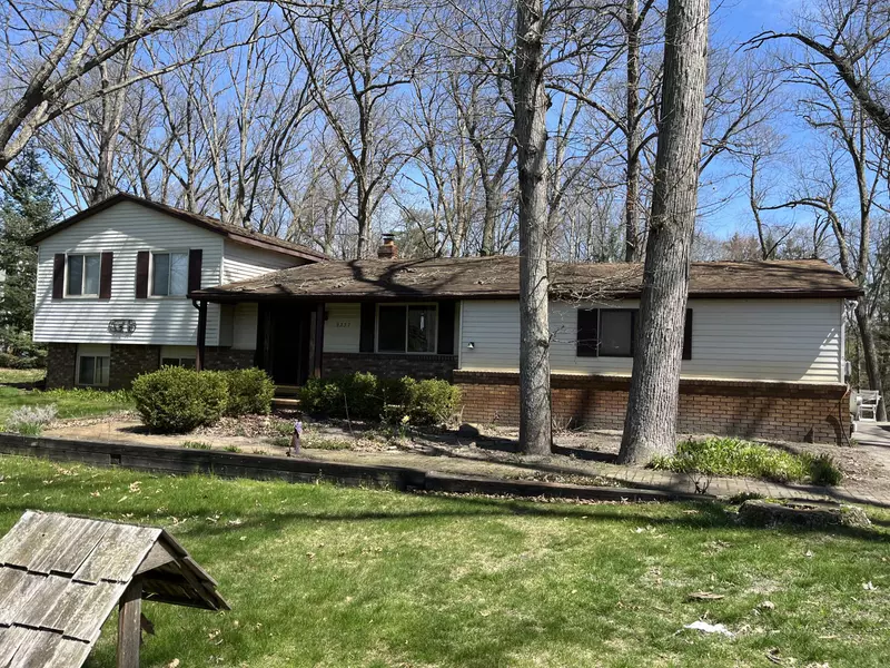 9337 Forest Edge DR, South Lyon, MI 48178